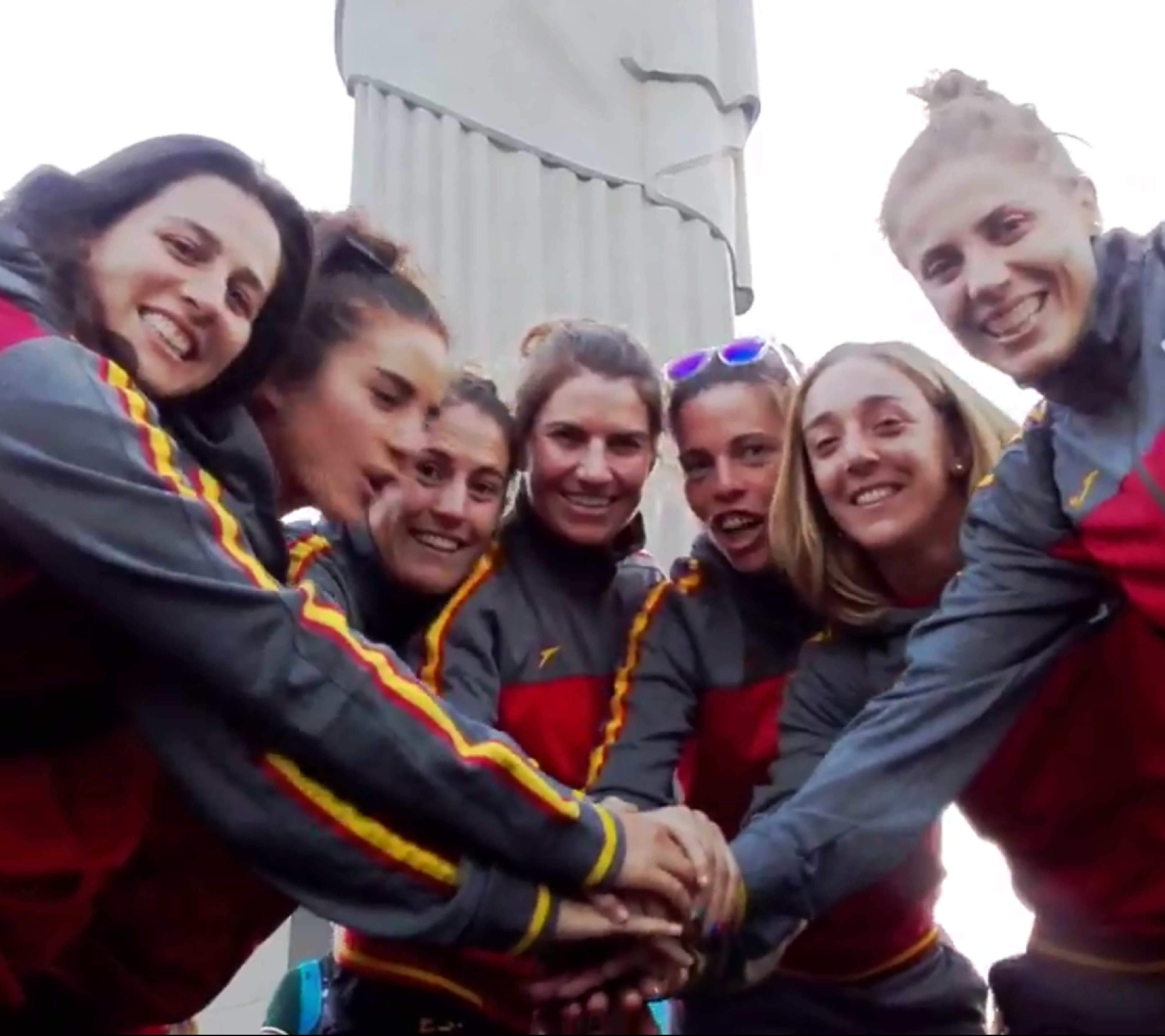 La selección española femenina de rugby ante el Cristo Redentor de Río